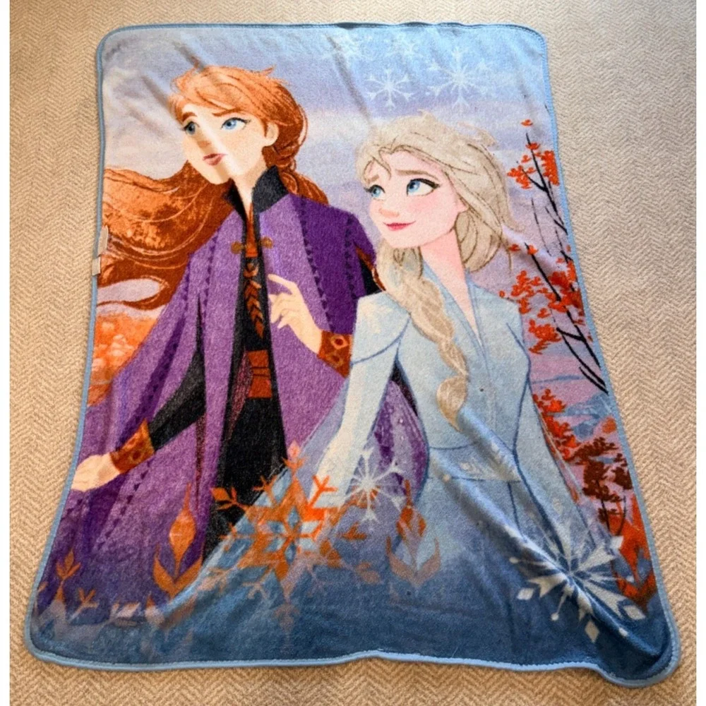 Disney Frozen 2, Magical Girls Ana & Elsa Throw Blanket, Approx. 3.5' x 5'‎